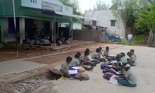 திருவெண்ணெய்நல்லூர் அருகே ஒரே வகுப்பறையுடன் இயங்கும் பள்ளியால் மாணவர்களின் கல்வி பாதிப்பு வராண்டாவில் அமர்ந்து படிக்கும் அவலம்