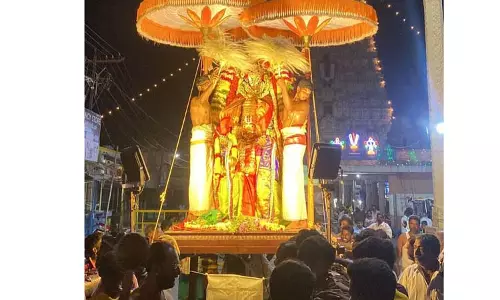 திருக்கோவிலூர் உலகளந்த பெருமாள் கோவிலில்வேணுகோபாலசாமி தங்க கருட வாகனத்தில் வீதிஉலா :திரளான பக்தர்கள் தரிசனம்