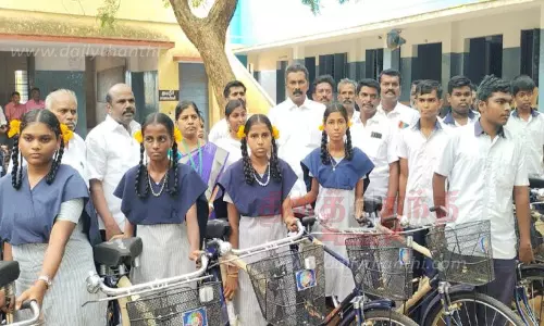 பள்ளி மாணவ-மாணவிகளுக்கு இலவச சைக்கிள் பள்ளி மாணவ-மாணவிகளுக்கு இலவச சைக்கிள்