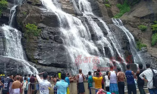 குற்றாலம் அருவியில் சுற்றுலா பயணிகள் ஆனந்த குளியல்