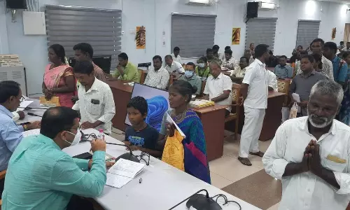 கள்ளக்குறிச்சியில்மக்கள் குறைதீர்க்கும் நாள் கூட்டம் :357 பேர் மனு கொடுத்தனர் கள்ளக்குறிச்சியில்மக்கள் குறைதீர்க்கும் நாள் கூட்டம் :357 பேர் மனு கொடுத்தனர்