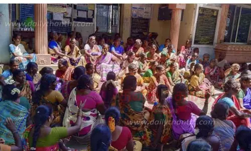 தொடக்க வேளாண்மை கூட்டுறவு கடன் சங்கத்தை மகளிர் சுய உதவிக் குழுவினர் முற்றுகையிட்டு தர்ணா