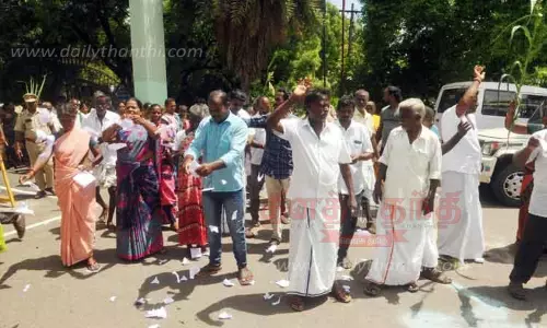 கோரிக்கை மனுக்களை கிழித்து எறிந்த மேல்மா சிப்காட் எதிர்ப்பு விவசாயிகள் இயக்கத்தினர்