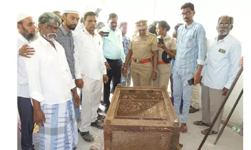 புதையல் இருப்பதாக கூறப்பட்ட இரும்பு பெட்டி உடைப்பு