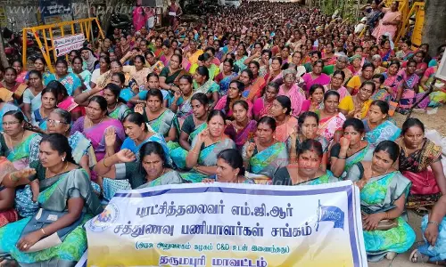 தர்மபுரி கலெக்டர் அலுவலகம் முன்புசத்துணவு பணியாளர்கள் ஆர்ப்பாட்டம்