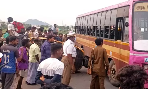 பஸ் மோதி ஆட்டோ கவிழ்ந்து விபத்து