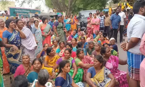 ரூ.10 லட்சம் வழங்கக்கோரி சாலை மறியல் போராட்டம்