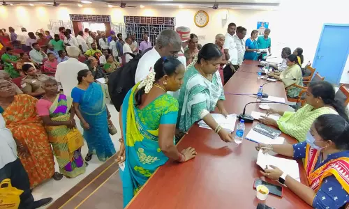 பொதுமக்களுக்கு இடையூறாக உள்ள டாஸ்மாக் கடைகளை அகற்ற வேண்டும்