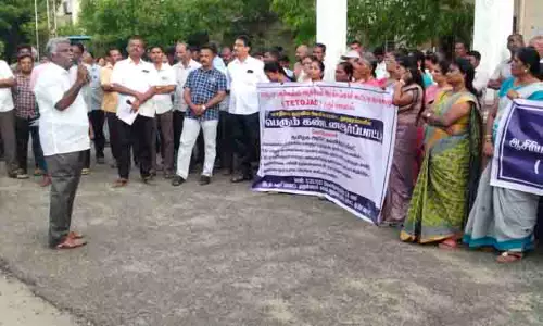 எண்ணும் எழுத்தும் திட்டத்தை கைவிடக்கோரி ஆசிரியர்கள் ஆர்ப்பாட்டம்