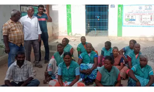 ஊராட்சி மன்ற தலைவரை கண்டித்து தூய்மை பணியாளர்கள் தர்ணா போராட்டம்