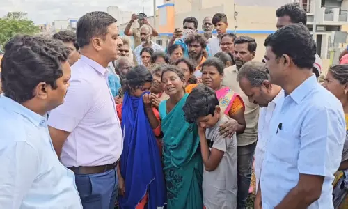 விபத்தில் மரணம் அடைந்தவர்களின் குடும்பத்தினருக்கு கலெக்டர் ஆறுதல்