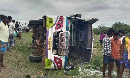 வயலில் வேன் கவிழ்ந்தது