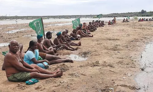 காவிரி ஆற்றில் இறங்கி விவசாயிகள் போராட்டம்