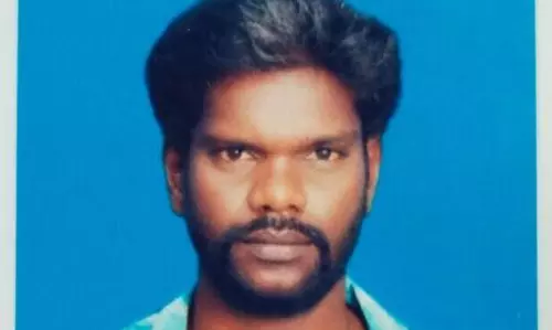 திருச்சியில் மின்சாரம் தாக்கி பலியான தொழிலாளி குடும்பத்துக்கு இழப்பீடு கேட்டு அரசு மருத்துவமனையில் ஆர்ப்பாட்டம்