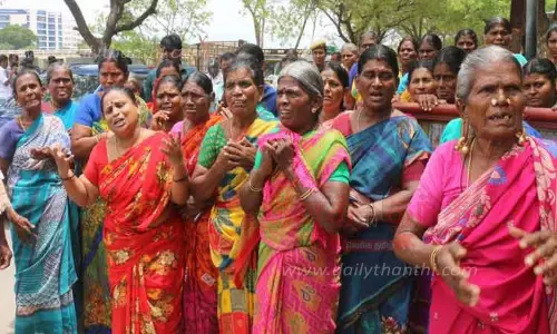 கப்பல் பணிக்கு சென்று மாயமானஊழியரை மீட்டுத்தர வேண்டும்; நெல்லை கலெக்டரிடம், தாய் கண்ணீர் மனு