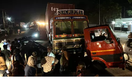 2 லாரிகள் மோதி விபத்து 2 லாரிகள் மோதி விபத்து