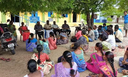 திருமங்கலம் அருகே அரசு பள்ளிக்கு குழந்தைகளை அனுப்ப பெற்றோர் மறுப்பு- அதிகாரிகள் சமரச பேச்சுவார்த்தை