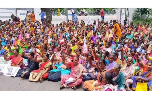 மதுரையில் மாதர் சங்கத்தினர் போராட்டம்