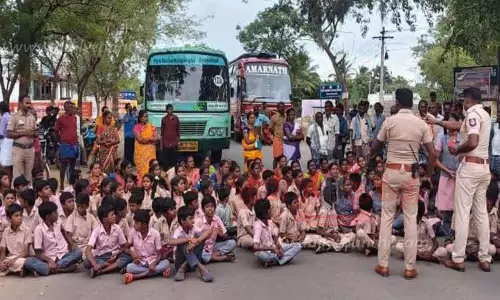 பெற்றோர்களுடன் சாலையில் அமர்ந்து பள்ளி மாணவர்கள் திடீர் மறியல்