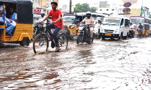 கடலூரில்        பகலில் சுட்டெரித்த வெயில்; மாலையில் ½ மணி நேரத்தில் 27 மி.மீ. கொட்டிய மழை