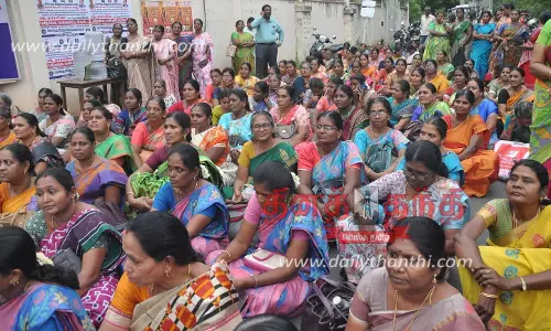 எண்ணும் எழுத்தும் திட்டத்தை கைவிடக்கோரி ஈரோட்டில் ஆசிரியர்கள் தர்ணா போராட்டம்