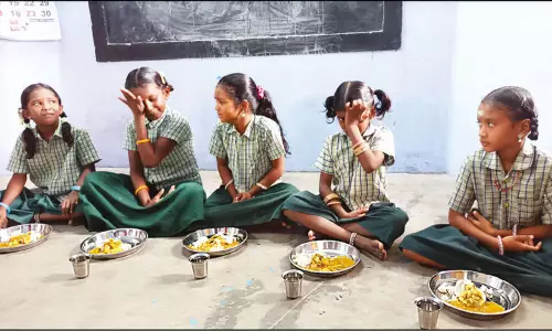 காலை உணவை சாப்பிட விடாமல் மாணவர்களை தடுத்த பெற்றோர்களால் பரபரப்பு -அமைச்சர் நேரில் ஆய்வு