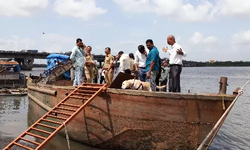 மும்ரா ரேத்தி பந்தரில் 2 படகுகளில் பதுக்கி வைக்கப்பட்டு இருந்த வெடிபொருட்கள்; போலீசார் மீட்டு விசாரணை மும்ரா ரேத்தி பந்தரில் 2 படகுகளில் பதுக்கி வைக்கப்பட்டு இருந்த வெடிபொருட்கள்; போலீசார் மீட்டு விசாரணை