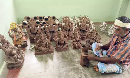 விற்பனை மந்தம் காரணமாக விநாயகர் சிலை தயாரிக்கும் பணி குறைந்தது-மண்பாண்ட தொழிலாளர்கள் கவலை