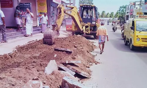 உடுமலை-செஞ்சேரிமலை சாலையில் ஆக்கிரமிப்புகள் அகற்றம்