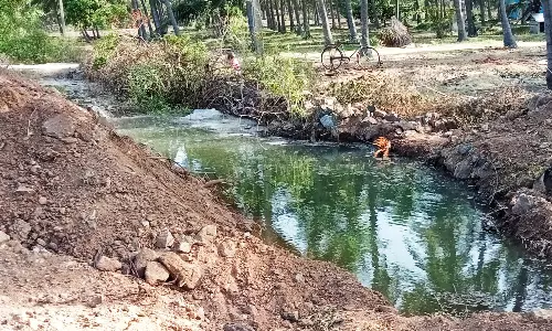 குழாய் உடைந்து வீணாகும் குடிநீர்