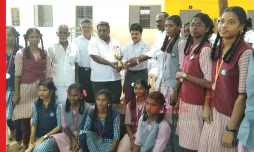 விளையாட்டு போட்டியில் வெற்றி பெற்ற பள்ளி மாணவர்களுக்கு பரிசு