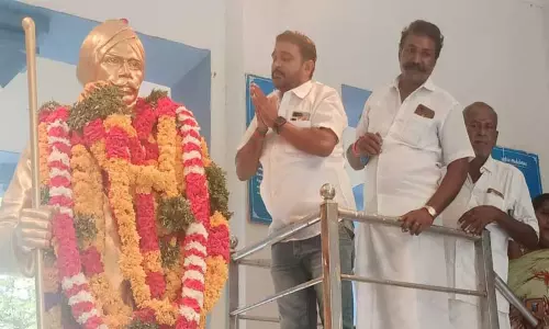 எட்டயபுரத்தில், அ.தி.மு.க சார்பில் பாரதியார் சிலைக்கு மாலை அணிவித்து மரியாதை எட்டயபுரத்தில், அ.தி.மு.க சார்பில் பாரதியார் சிலைக்கு மாலை அணிவித்து மரியாதை