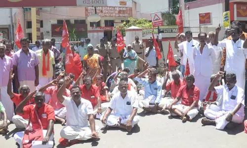 இந்திய கம்யூனிஸ்டு கட்சியினர் சாலை மறியல்