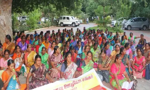 சத்துணவு ஊழியர்கள் காத்திருப்பு போராட்டம்