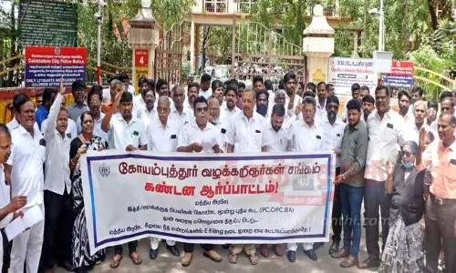 பணிகளை புறக்கணித்து வக்கீல்கள் ஆர்ப்பாட்டம்