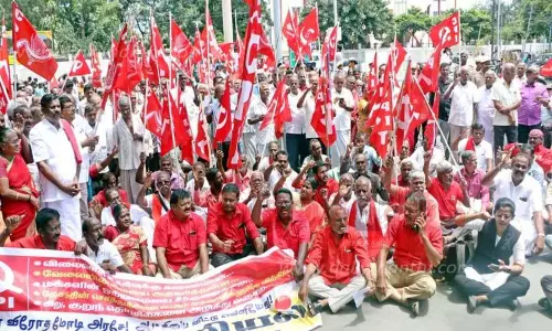 இந்திய கம்யூனிஸ்டு கட்சியினர் சாலை மறியல்