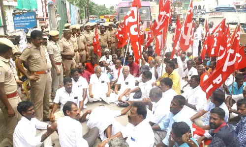 இந்திய கம்யூனிஸ்டு கட்சியினர் மறியல் போராட்டம் இந்திய கம்யூனிஸ்டு கட்சியினர் மறியல் போராட்டம்