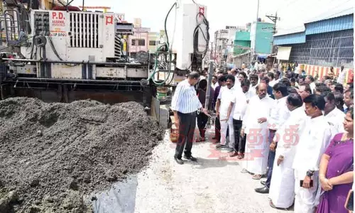 மாட வீதியில் சிமெண்டு சாலை அமைக்கும் பணியை அமைச்சர் எ.வ.வேலு நேரில் ஆய்வு மாட வீதியில் சிமெண்டு சாலை அமைக்கும் பணியை அமைச்சர் எ.வ.வேலு நேரில் ஆய்வு