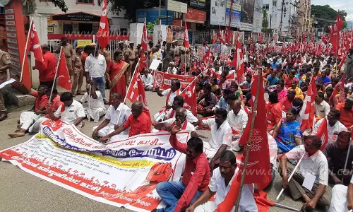 தர்மபுரியில்இந்திய கம்யூனிஸ்டு கட்சியினர் மறியல் போராட்டம்பெண்கள் உள்பட 416 பேர் கைது