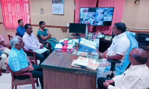 குடிமைப்பொருள் வழங்கல்துறை அலுவலகத்தில் அமைச்சர் திடீர் ஆய்வு குடிமைப்பொருள் வழங்கல்துறை அலுவலகத்தில் அமைச்சர் திடீர் ஆய்வு