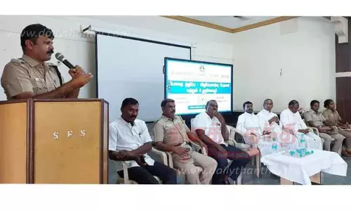 காவல்துறை சார்பில் மாணவர்களுக்கு விழிப்புணர்வு கூட்டம்