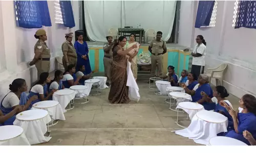 பெண் கைதிகளுக்கு ஆரி கலை குறித்து பயிற்சி