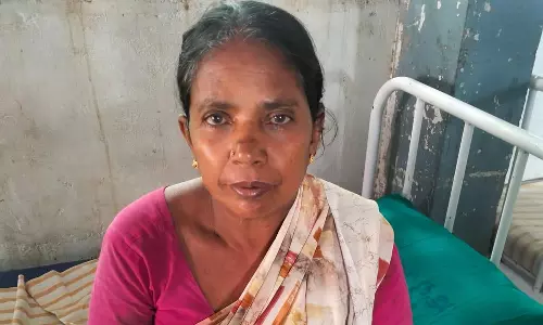 கொள்ளையனை பிடிக்க முயன்ற பெண்ணுக்கு கத்திக்குத்து கொள்ளையனை பிடிக்க முயன்ற பெண்ணுக்கு கத்திக்குத்து