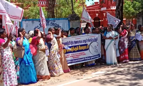 ஜனநாயக மாதர் சங்கத்தினர் மனு கொடுக்கும் போராட்டம்