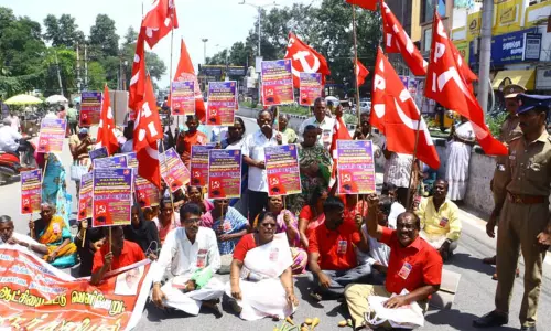 காய்கறிகளை சாலையில் கொட்டி கம்யூனிஸ்டு கட்சியினர் மறியல்