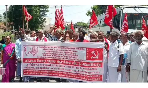 இந்திய கம்யூனிஸ்டு கட்சியினர் மறியல் போராட்டம்