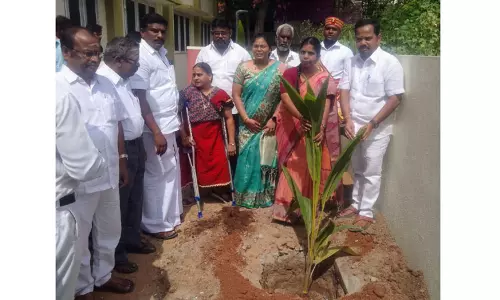 சார்பதிவாளர் அலுவலகத்தில் மரக்கன்றுகள் நடும் விழா