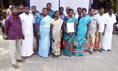 பெருந்துறை அருகே அரசு பள்ளி ஆசிரியர் மீது பெற்றோர் புகார்