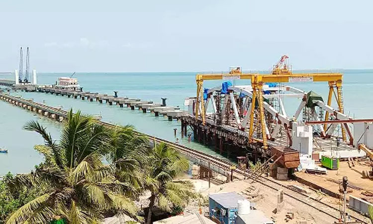 பாம்பன்-ராமேசுவரத்தை இணைக்கும் புதிய ரெயில்வே பால பணிகள் தீவிரம்