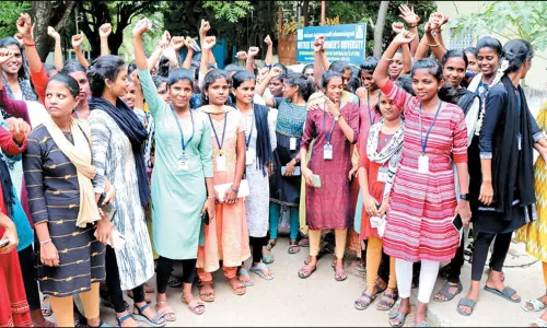 பட்டப்படிப்பு சான்றிதழ் விவகாரம்: அன்னை தெரசா மகளிர் பல்கலைக்கழக மாணவிகள் போராட்டம்